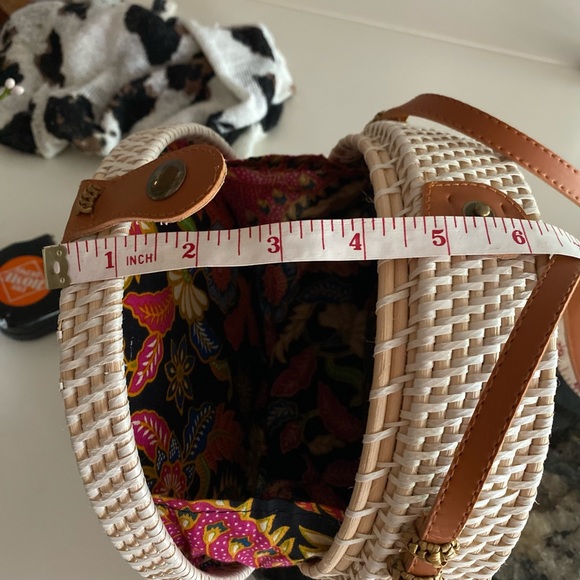 Cute Round Tan Woven Straw Crossover Purse. - Picture 15 of 16